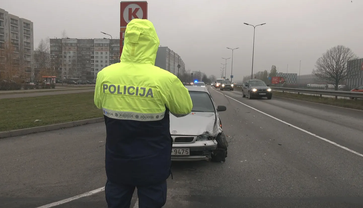Ceļu policists strādā avārijas vietā