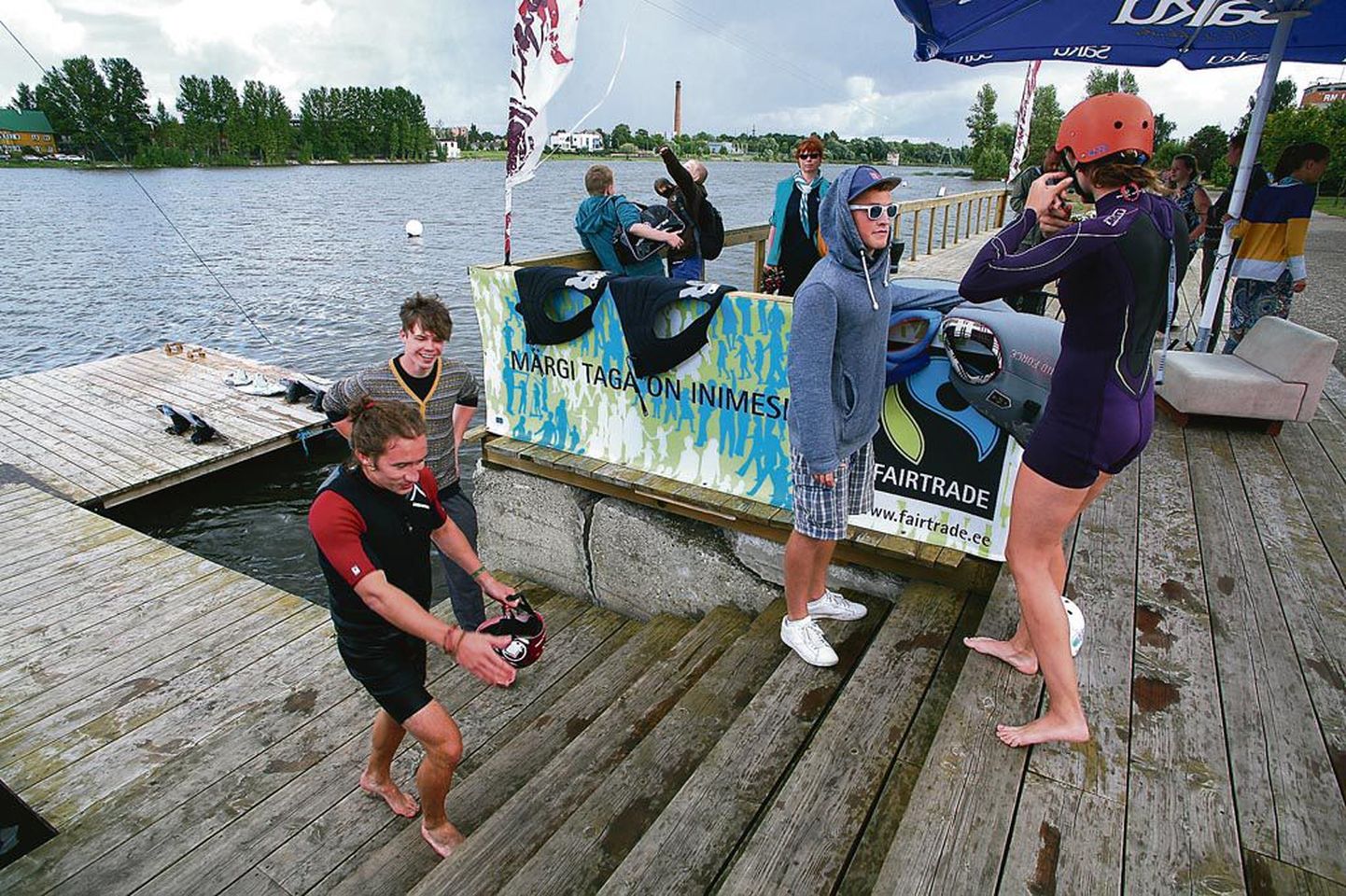 Neljapäeval õppis noortevahetuse rahvusvaheline seltskond Pärnu jõe ääres wakeboard-lauaga sõitmist.