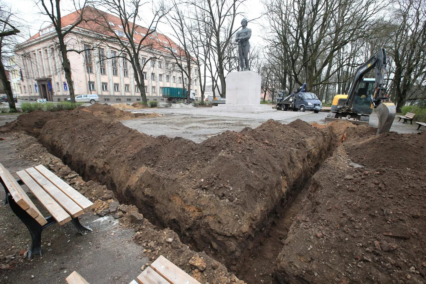 Eile keskpäevaks oli maa Kalevipoja mälestusmärgi ümber kaablite tarvis lahti kaevatud.