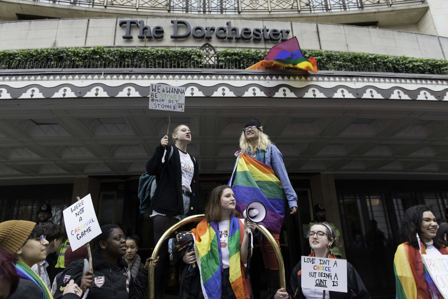 Geiõiguslaste meeleavaldus Brunei kuningriigile kuuluva Dorchesteri hotelli ees Londonis aprilli hakul.