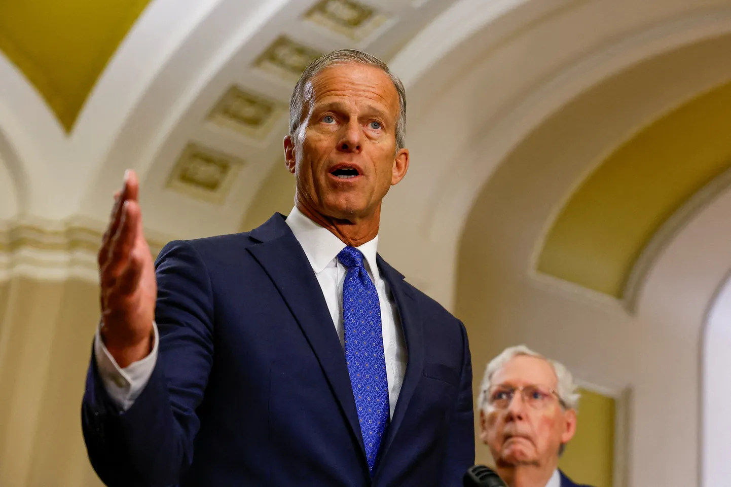 Ühendriikide senati uueks juhiks valitud vabariiklane John Thune, taustal pikaaegne senati vabariiklaste liider Mitch McConnell.