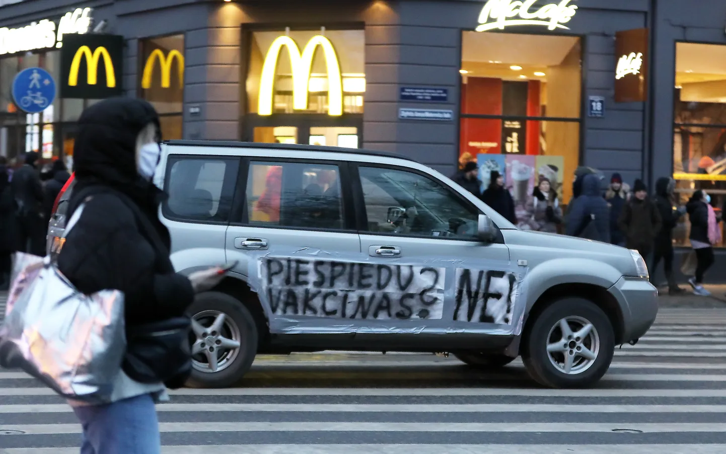 Pie Brīvības pieminekļa notiek biedrības "Stabilitātei - Jā!" rīkotā tautas sapulce, kurā protestē pret Covid-19 ierobežošanas pasākumiem.