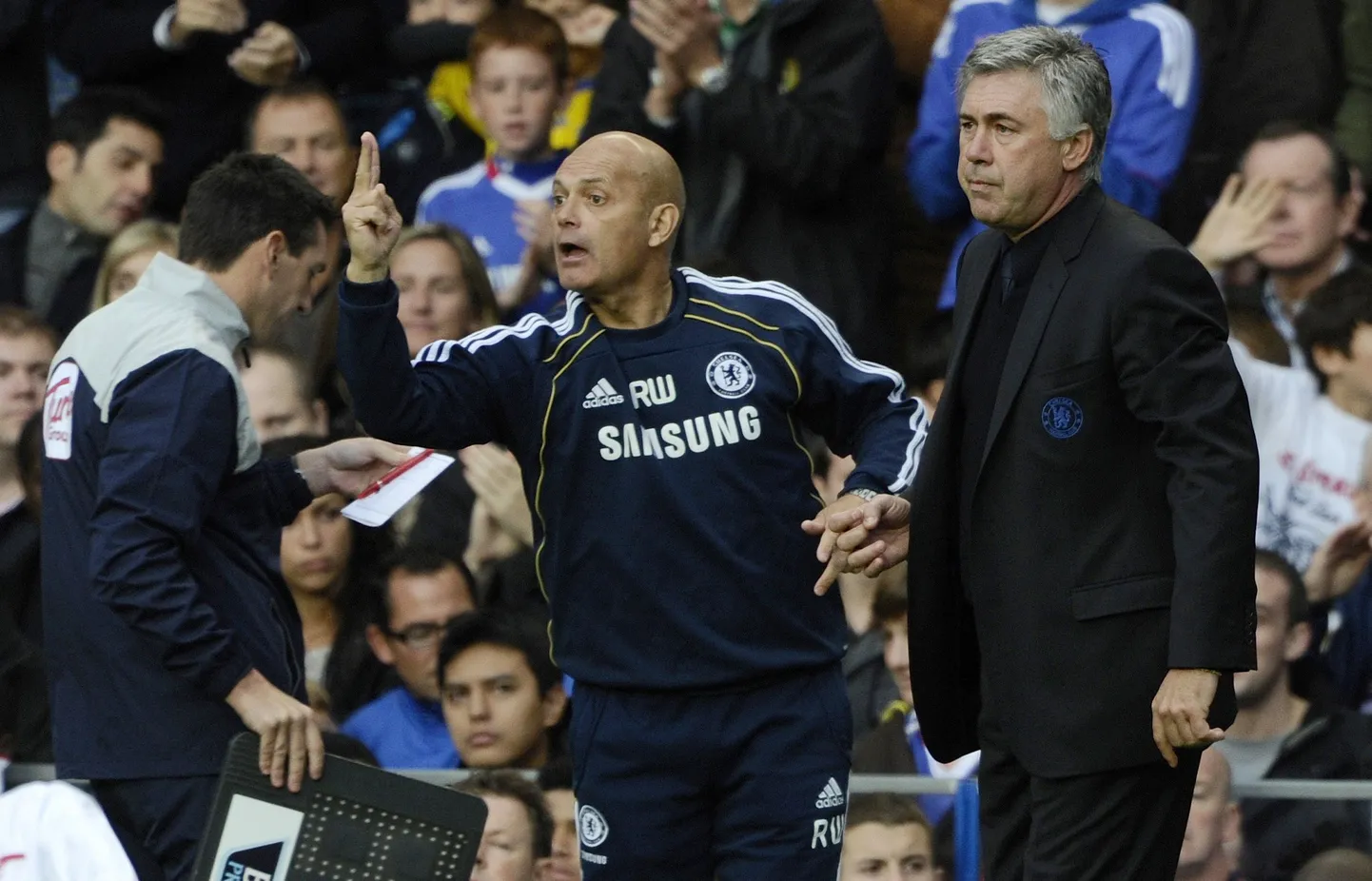 Ray Wilkins (keskel) oli omal ajal Carlo Ancelotti (paremal) abitreener. Lisaks jõudis ta töötada ka koos Luiz Felpie Scolari ja Guus Hiddinguga.