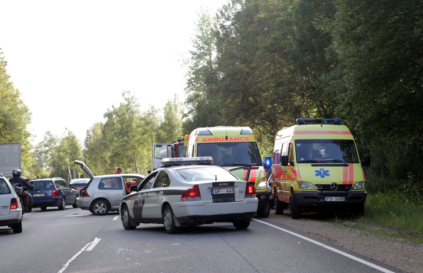 Autoavārijā, kurā sadūrušās automašīnas "Volkswagen Golf" un "Honda", Siguldas apkaimē uz Pleskavas šosejas cietuši pieci cilvēki, no kuriem trīs - ļoti smagi, gūstot politraumas.