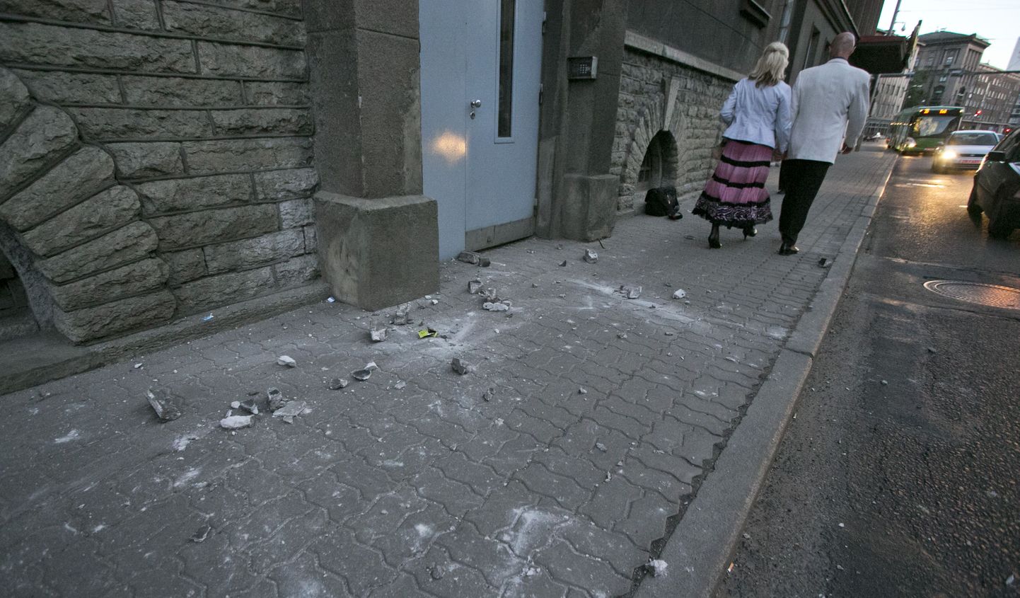 Tallinnas kukkusid inimesele pähe fassaadikivid