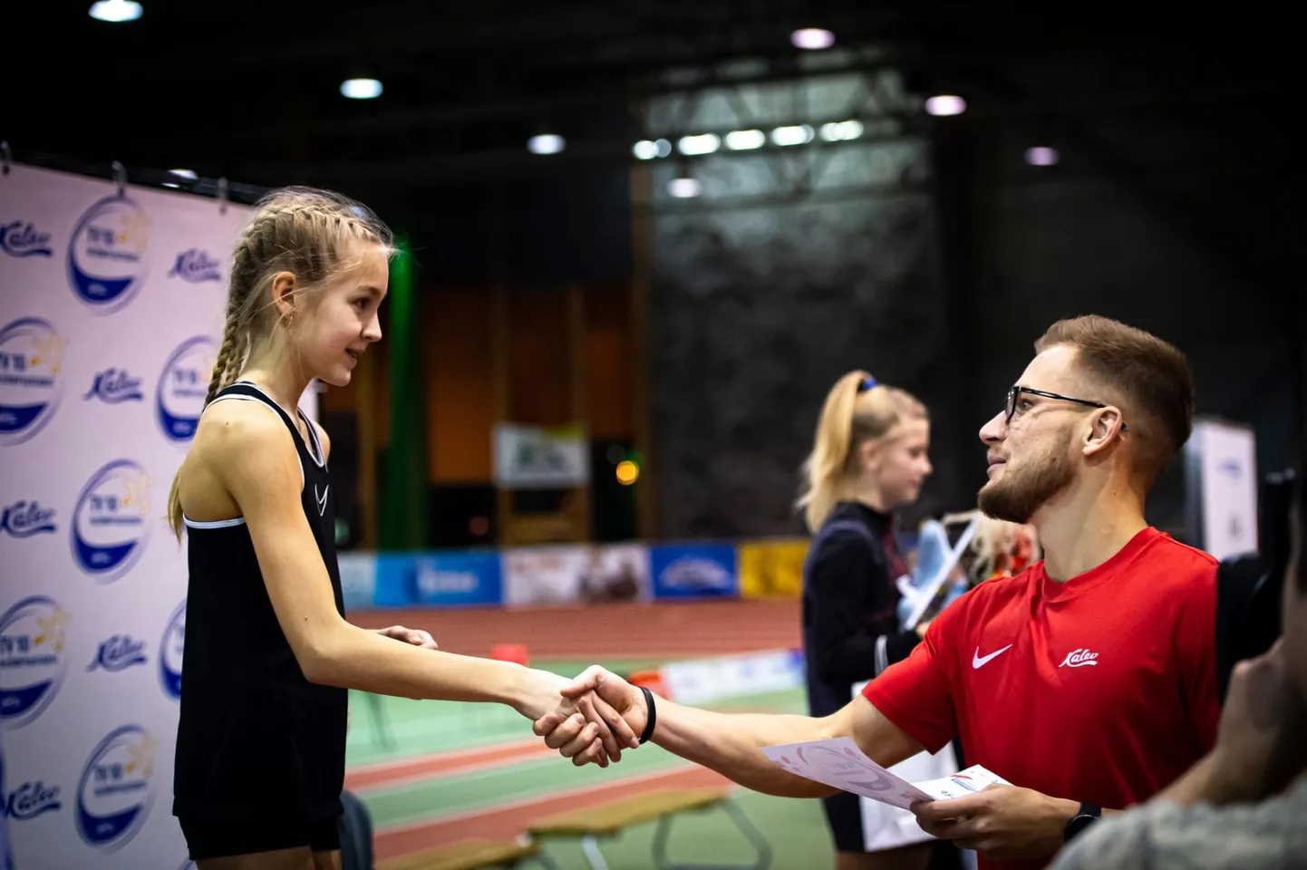 Naomi Toomenurmele ulatas teise koha autasu Vändrast pärit kümnevõistleja Janek Õiglane.