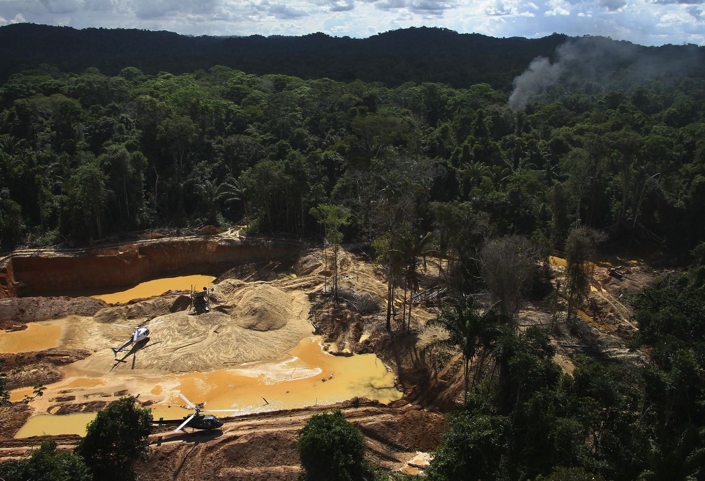 Brasiilia keskkonnaagentuuri kopterilt tehtud ülesvõte ebaseaduslikust kaevandusest yanomami hõimu reservaadis, mille pindala on üle kahe korra suurem Eesti omast.