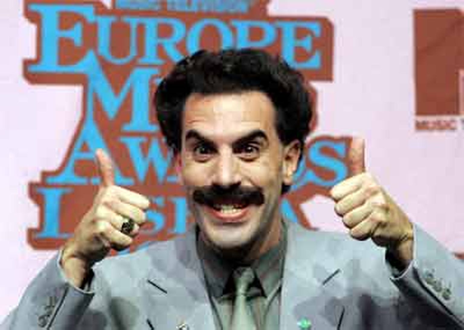 Britu komiķa Ali G labākais draugs Borats tiekas ar preses pārstāvjiem 2005. gada MTV Eiropas Mūzikas balvas ceremonijā. Tīkama lieta!