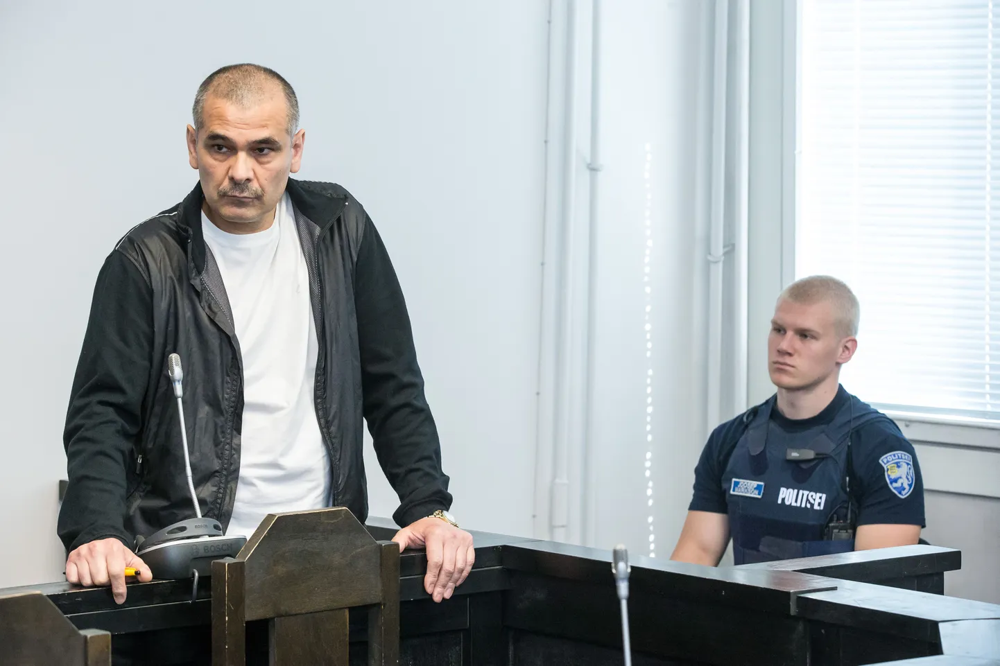 Сулейман Дунгуров на скамье подсудимых в Харьюском уездном суде. Согласно обвинению, в январе этого года Дунгуров организовал доставку из России в Эстонию 79,65 грамма жидкого, неразбавленного фентанила.