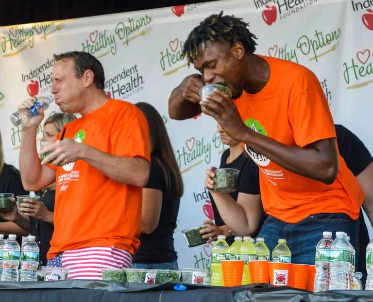 Gideon Oji (paremal) ja Joey Chestnut