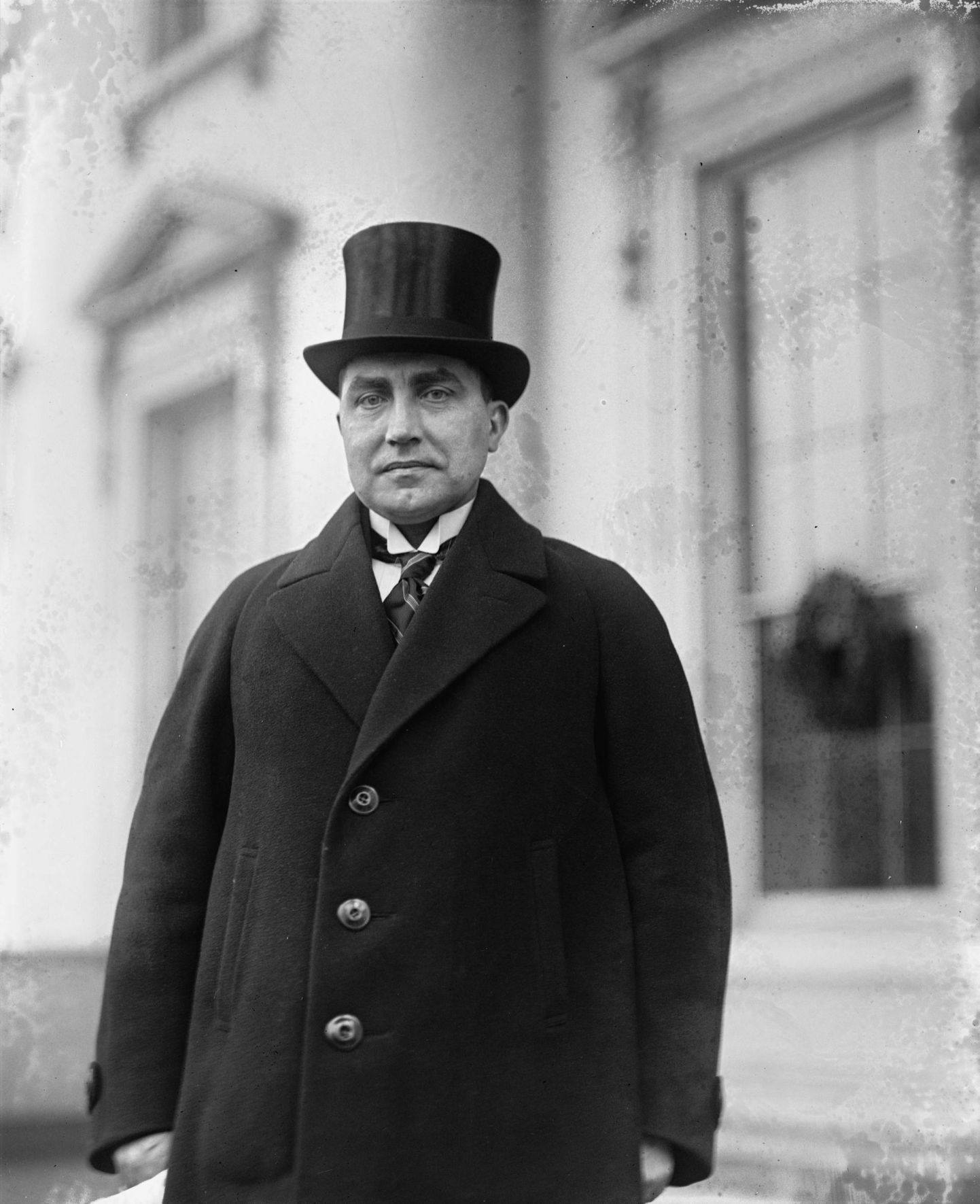 Ants Piip, Eesti saadik Ameerika Ühendriikides, volituste esitamise päeval 30.12.1923 Valge Maja ees. 