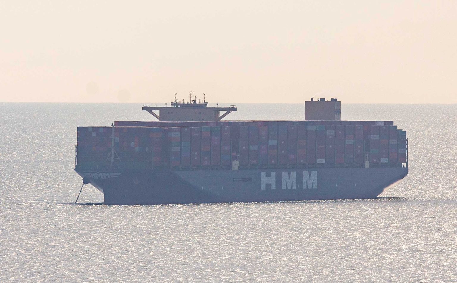 Merendusfirma HMM suur konteinerlaev, millel on Aasiast pärit kaup, sõitmas 21. septembril 2021 Suurbritannia Devoni ranniku lähedal. Laev liikus Hollandisse Rotterdami