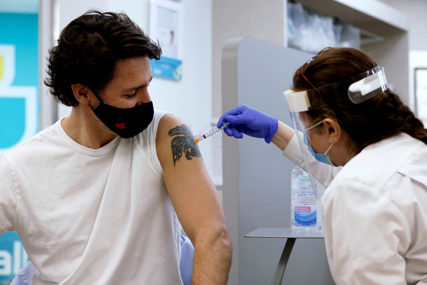 Kanādas premjers Džastins Trudo Otavā saņem AstraZeneca vakcīnu