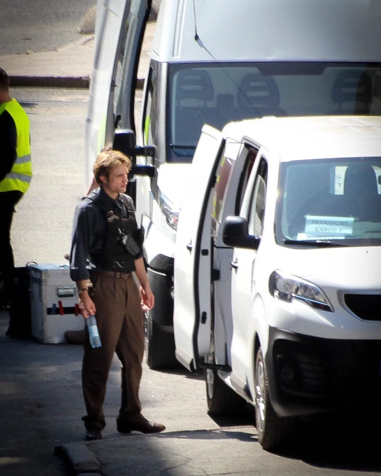 Christopher Nolani filmivõtted Pärnu maanteel. Näitleja Robert Pattinson.
