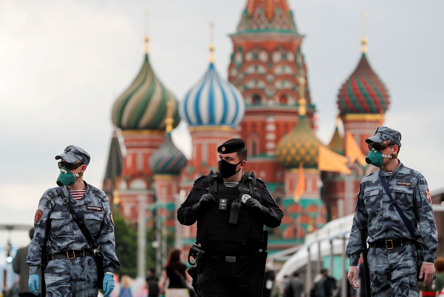Kaitsemaske kandvad politseinikud Moskvas.