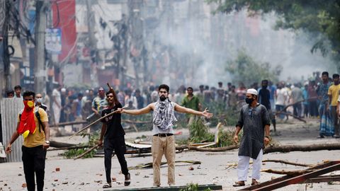 KUULIDEGA PROTESTIJATE VASTU ⟩ Bangladeshis patrullib armee, peaminister loobus välisvisiitidest