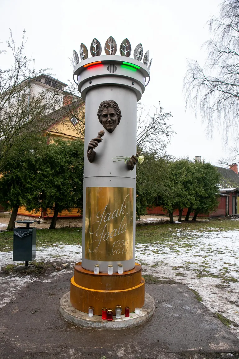 Kui Jaak Joalat kujutav Mati Karmini skulptuur 2021. aasta talvel Viljandi Posti tänava pargis mõnda aega üleval oli, korraldati selle juurde ekskursioone igast Eesti nurgast.