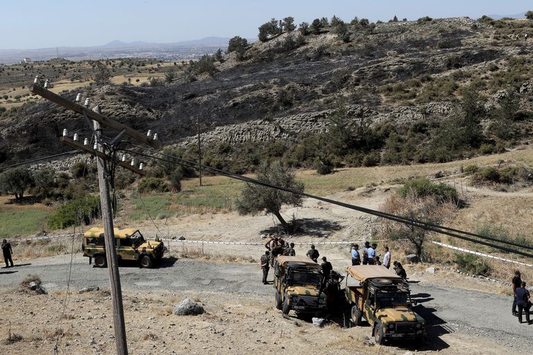 Sõdurid valvavad Küprosel Taşkent küla lähistel mäenõlva, kuhu täna varahommikul maandus rakett.
