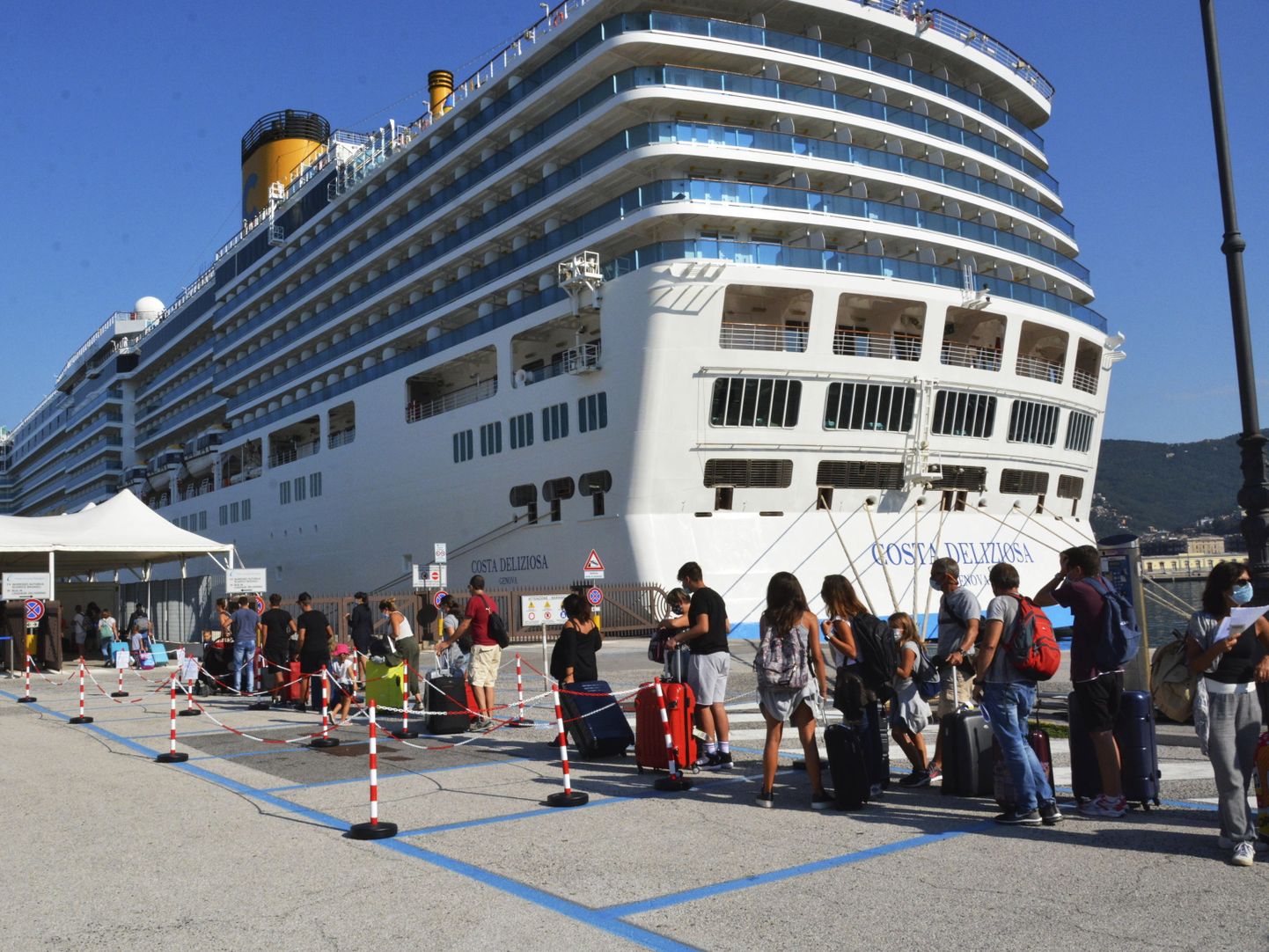 Carnival Corp'i Itaalia tütarfirma laev Costa Deliziosa oli grupi esimene ristluslaev, mis pärast pandeemiast põhjustatud seisakut taas merele läks. 6. september, reisijad ootamas pääsu laevale Itaalias Triestes.