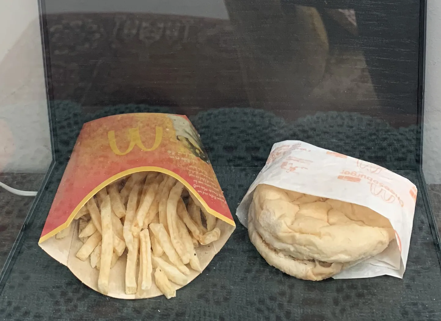 Kümne aasta vanuse McDonald'si eine ekspositsioon Islandi hostelis Snotra House.