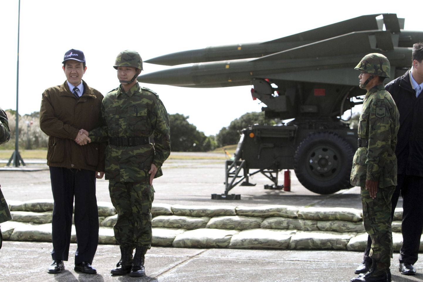 Taiwani president Ma Ying-jeou (vasakul) Jiupengi sõjaväebaasis koos sõduriga.
