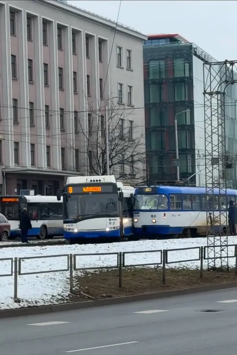 Trolejbusa un tramvaja avārija 11. novembra krastmalā