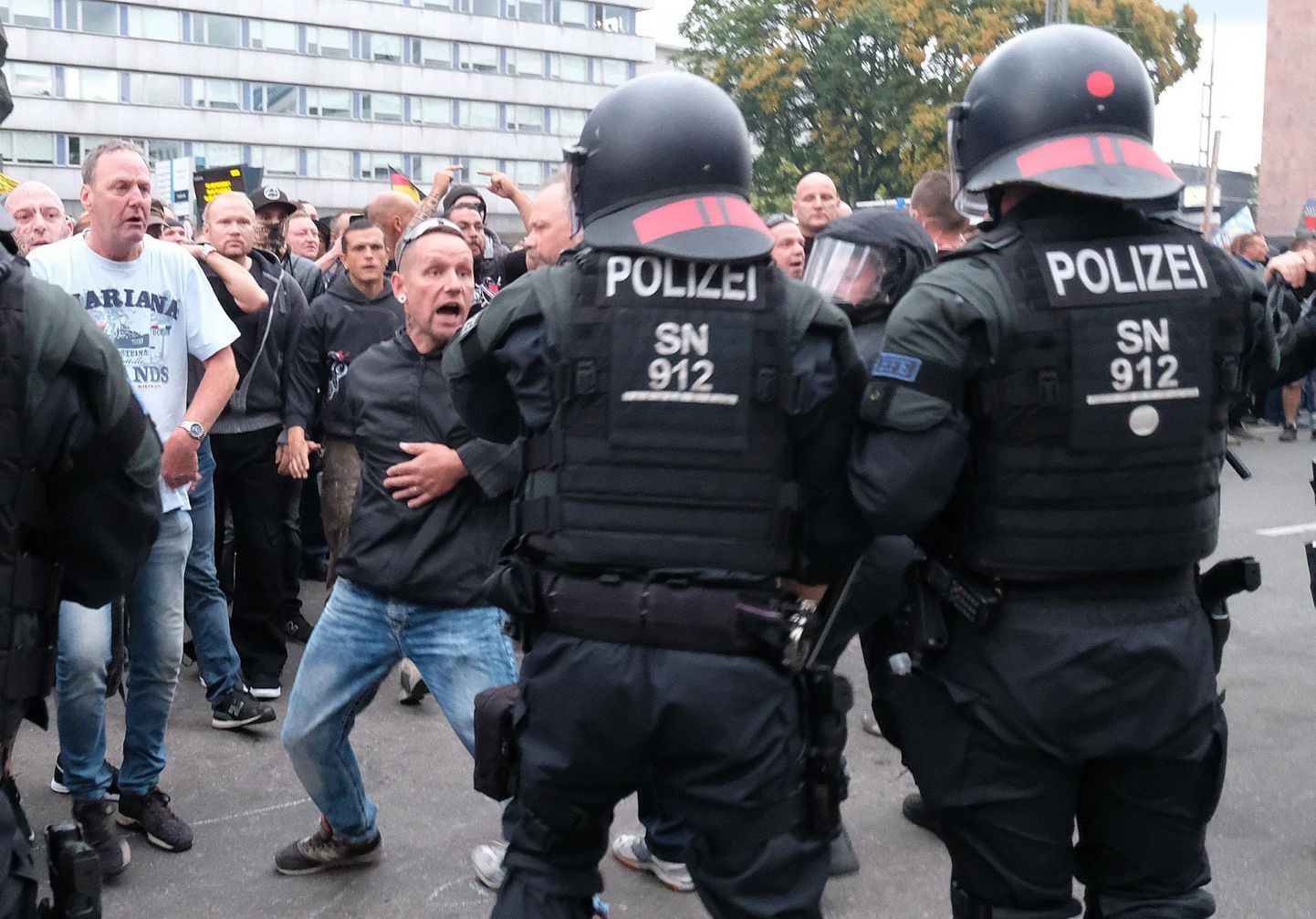 Arvulises vähemuses märulipolitseinikud pidid Chemnitzis taltsutama vasak- ja paremäärmuslasi.