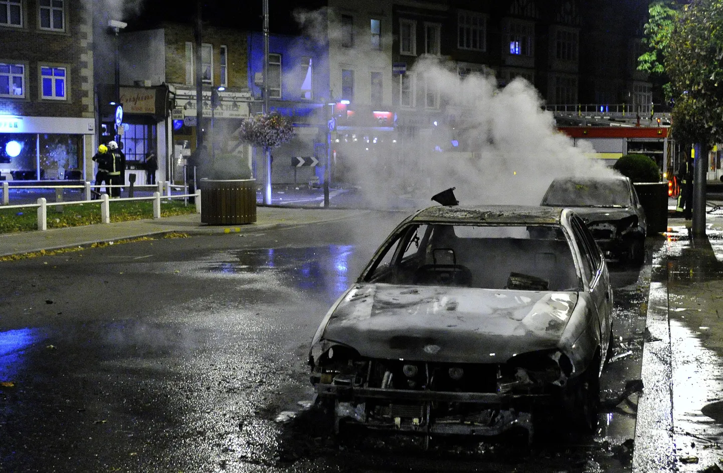 Põlenud autod Lääne-Londonis Ealingis.