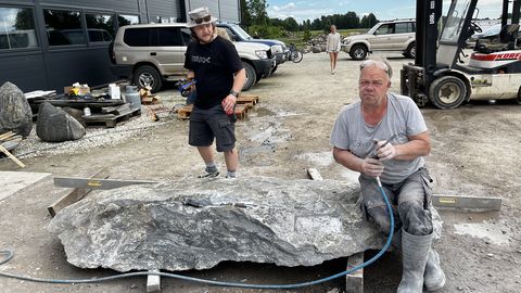 PILDID ⟩ Jääaegne materjal, eestiaegne kelk ja kaasaegne kunst: Levikivis vormiti professori kelgu alla kivist "tuisuvaalud"