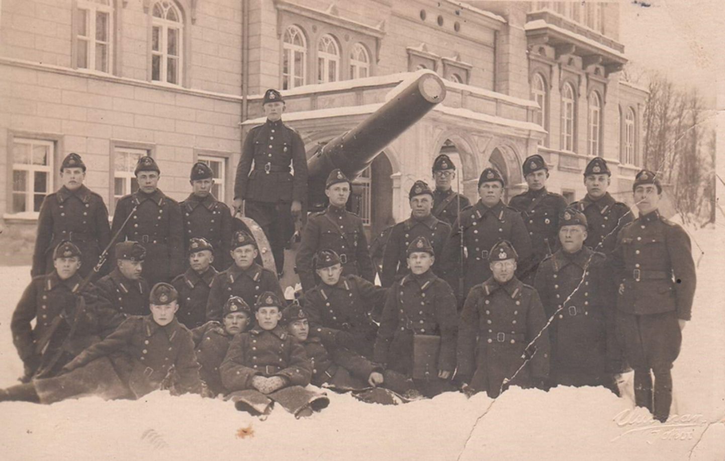 Николай Кесккюла-Бараташвили с солдатами перед мызой Йыхви. Кесккюла-Бараташвили - во втором ряду в центре, прямо под дулом пушки.