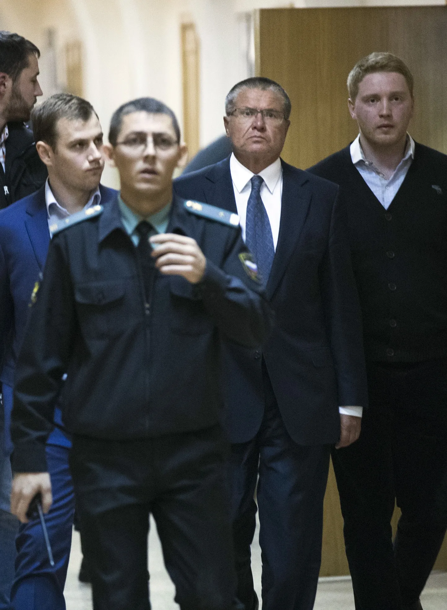 Venemaa majandusarenguminister Aleksei Uljukajev (paremalt teine) täna Moskva kohtus.