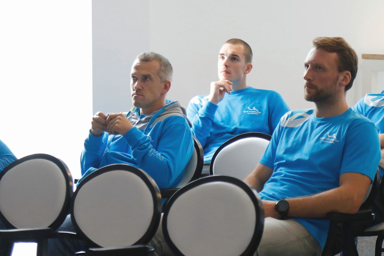 Eesti koondis jõudis Hollandisse saabudes juba koosoleku maha pidada. Abitreener Martin Noodla, Andris Celminš ja Martin Johannson kuulavad peatreener Thomas Sivertssoni mõtteid.