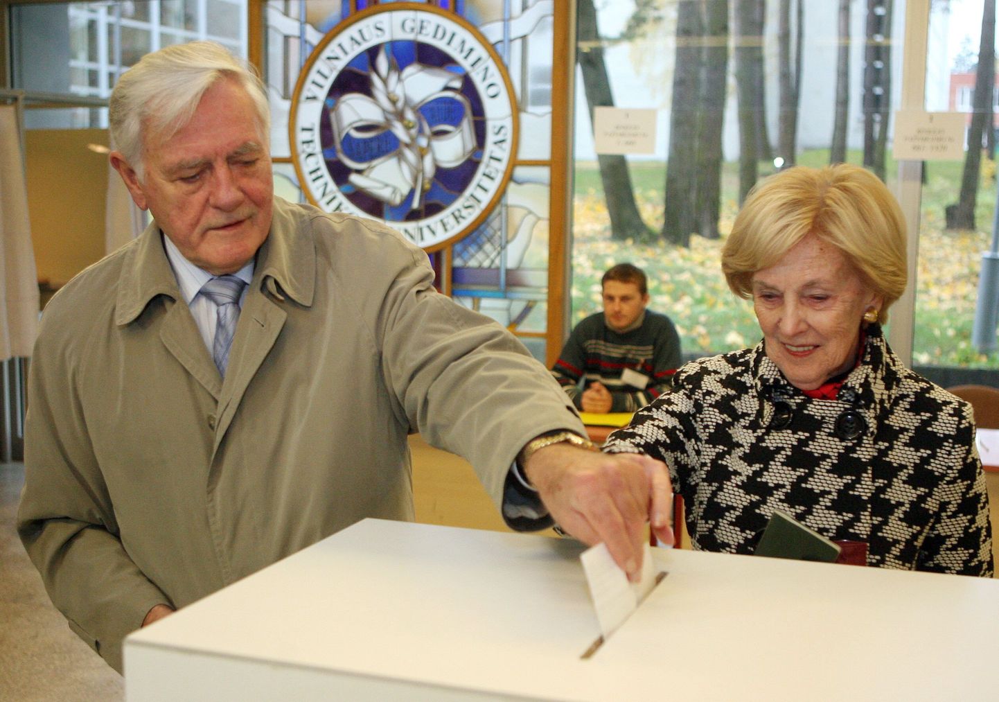 Valdas Adamkus koos abikaasa Almaga parlamendivalimiste hääletussedelite kasti juures oktoobris 2008