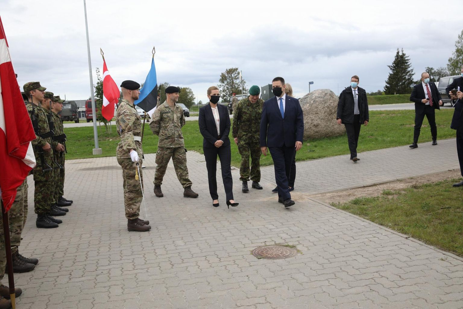 Taani peaministrit tervitasid Tapal paiknevas NATO lahingugrupis peaminister Jüri Ratas ja 1. jalaväebrigaadi ülem kolonel Vahur Karus.
