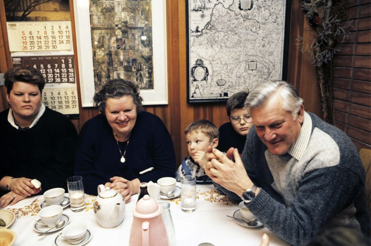 Algirdas Brazauskas veel tollase ülemnõukogu presiidiumi esimehena koos perekonnaga 1990. aastal.
