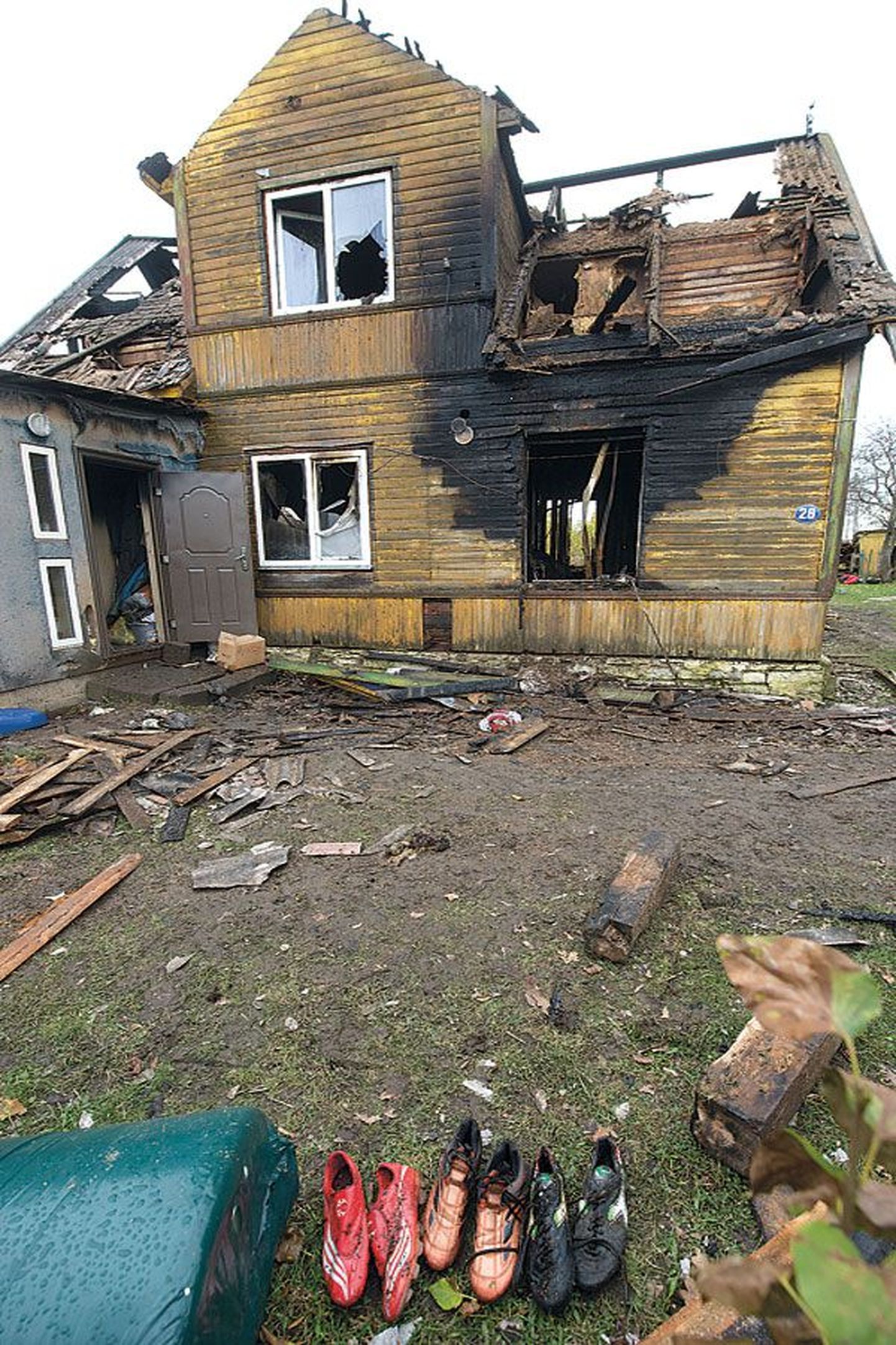 До сих пор не выяснено определенно, что стало причиной  возгорания в Раазику деревянного жилого двухэтажного дома, где проживала семья с пятью детьми.