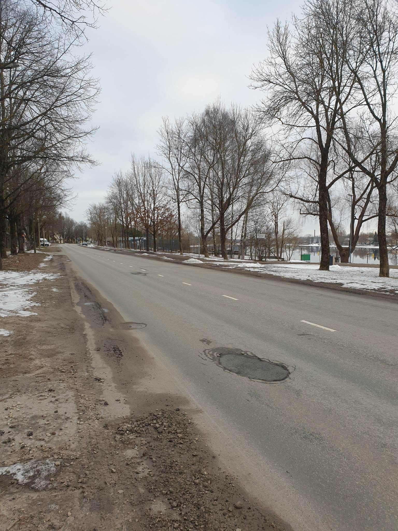 Pärnus Rääma 44 juures teele tekkinud löökaugust läbi sõites on mitme auto rehv või velg viga saanud.