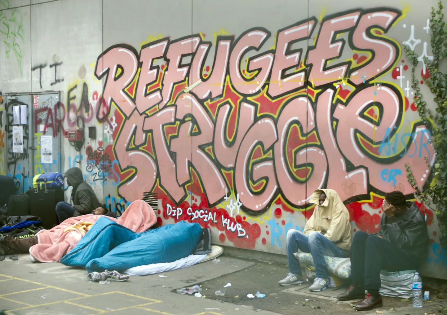 Migrandid Pariisi koolimaja juures.