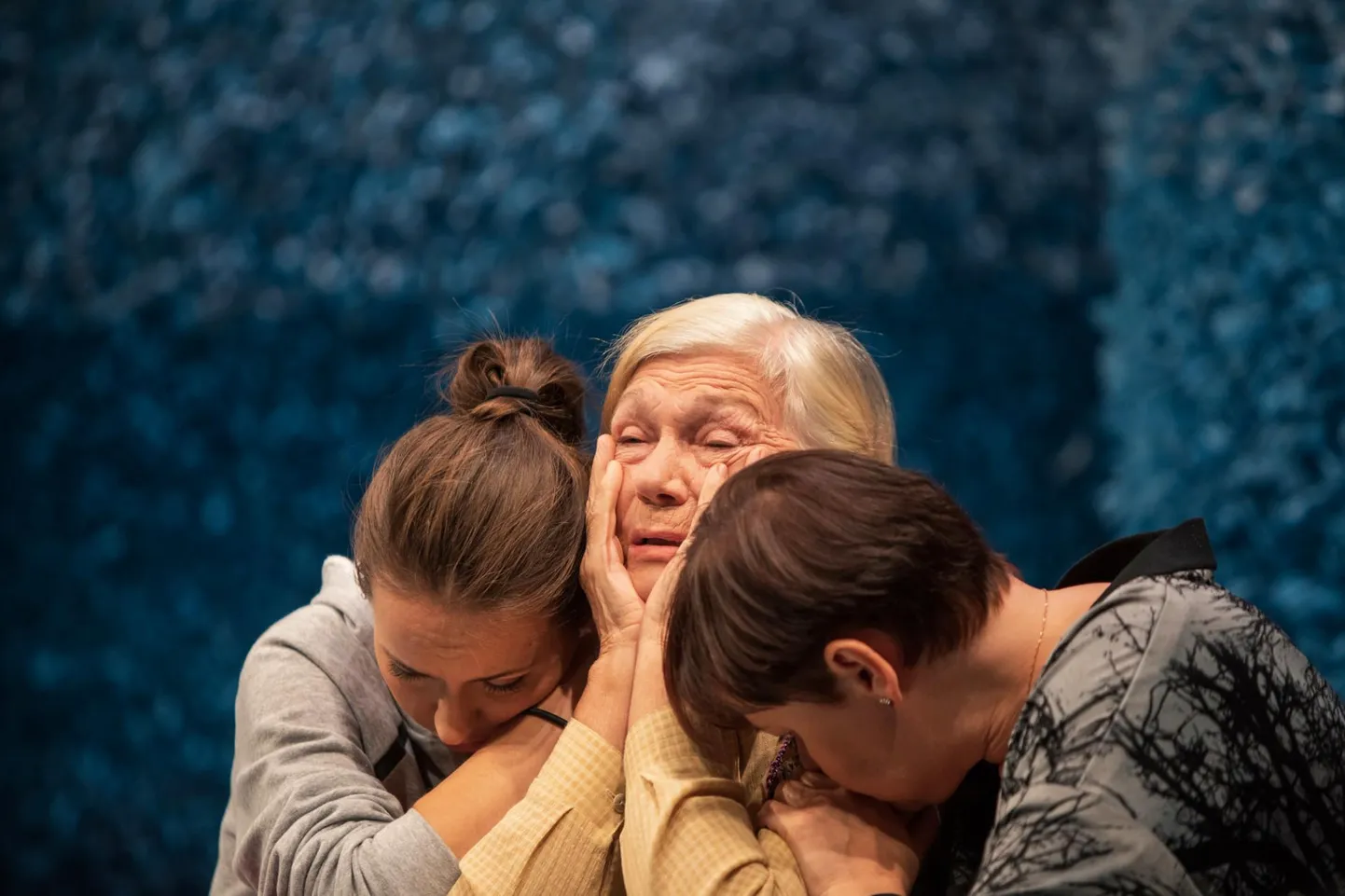 Pärnu Endla teater andis teada, et näitleja ootamatu haigestumise tõttu jääb täna õhtul lavale jõudma pidanud “Daamide” etendus ära.