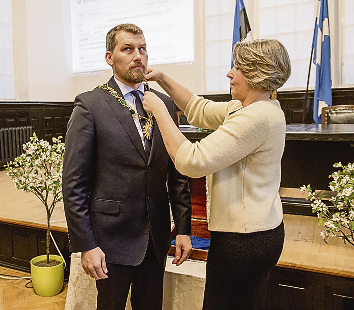 Valimiskomisjoni esimees Tiina Roht pani Andres Metsoja kaela ametiketi.