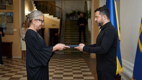 Eesti suursaadik Ukrainas Tiina Intelmann andis üle volikirja