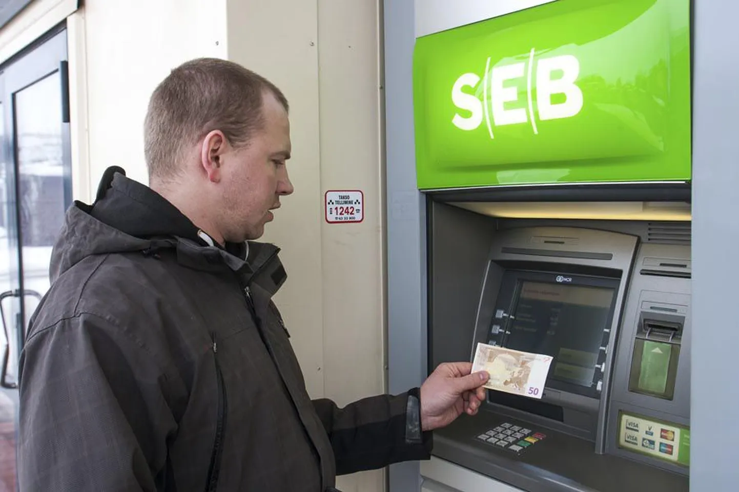 SEB panga klient Kalver Brants ütleb, et soovitud 100 euro asemel andis sularahaautomaat talle ainult 50 eurot.