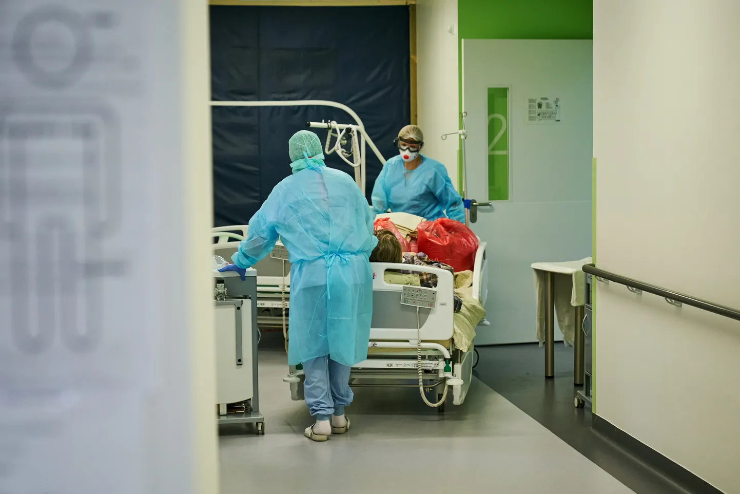 Paula Stradiņa Klīniskās universitātes mediķi ārstē koronavīrusa pacientus