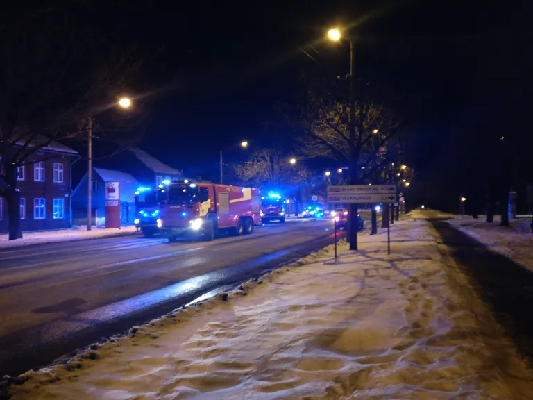 Häirekeskus sai pühapäeval kella 23 aegu teate, et Pärnus Riia maanteel on kahekorruselise puidust kortermaja esimesel korrusel tulekahju.
