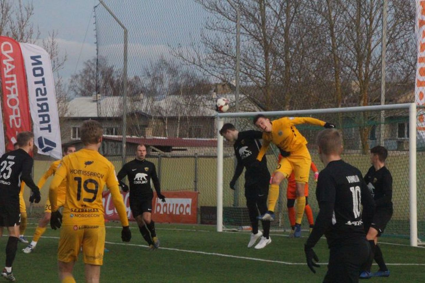 FC Kuressaare mängija Märten Opp õhulennus.