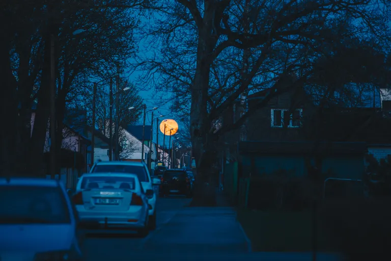 Taevasse tõusnud kuu paistis tavatult suurena.