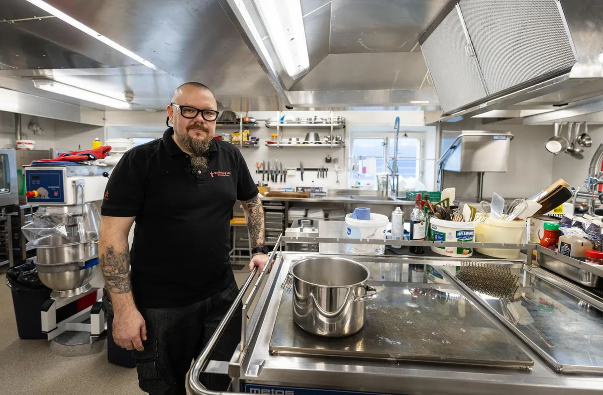 Sisu kokk Sami Kettunen laeva kambüüsis. Söögisaali seinal rippuvas nädalamenüüs ei kordunud mitte ükski roog.