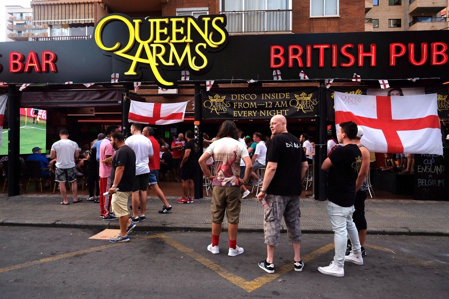 Hispaanias elavad ja puhkavad inglased kogunemas Inglismaa koondise jalgpallimatši eel ühes Benidormi linnas asuvas baaris. 