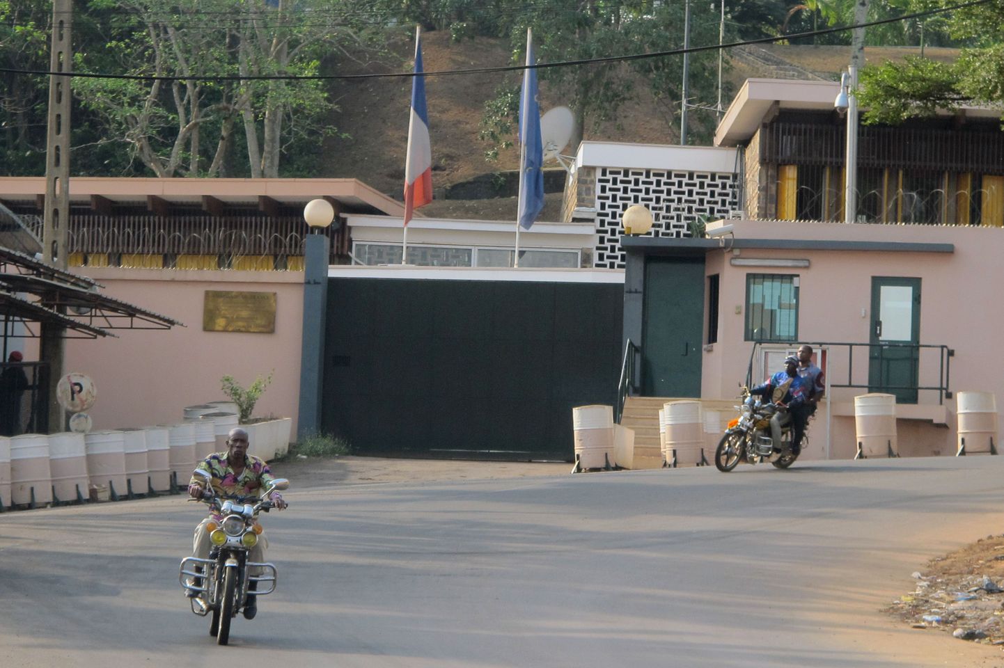 Prantsuse saatkond Kameruni pealinnas Yaounde'is (fotol) tegeleb aktiivselt oma riigi kodanike otsimisega.