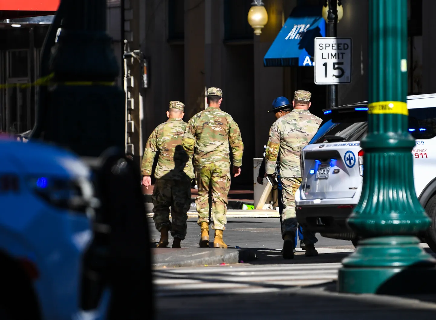 USA sõjaväelased terrorirünnaku toimumispaiga lähedal.
